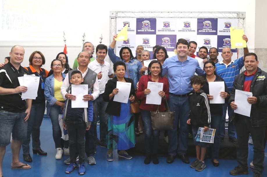 Mais de 200 moradores de Parnaíba recebem títulos de propriedade 