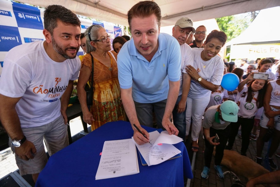 Igor Soares assina lei em defesa dos animais na 3ª Cãominhada