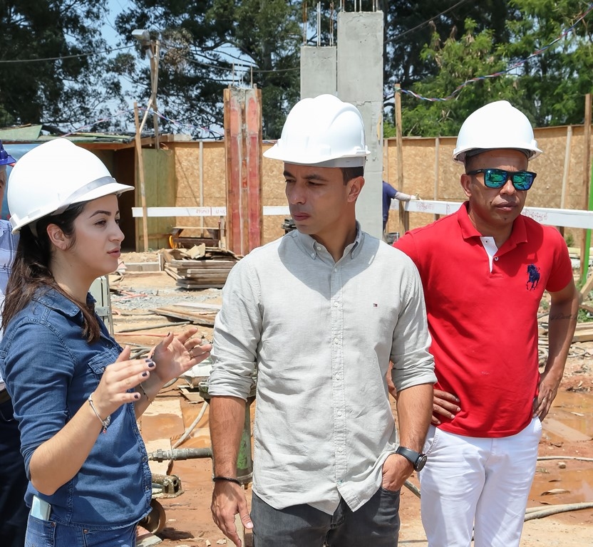 Prefeito Rogério Lins visita obras da Creche Vila Menck