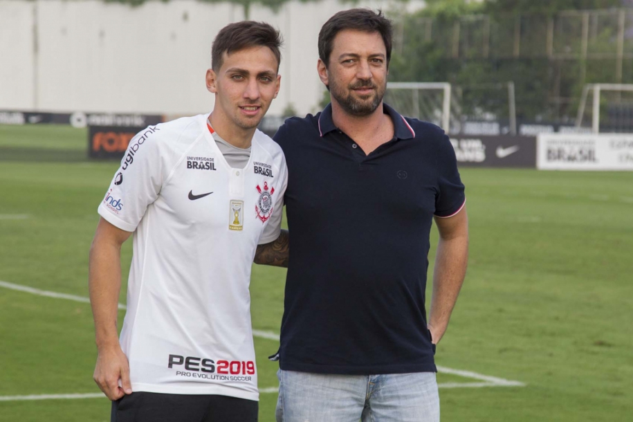 Gustavo é oficializado como novo reforço do Corinthians