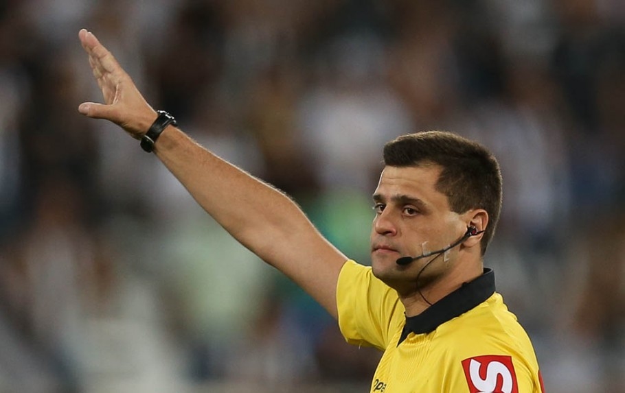 Árbitro de "final" entre Flamengo e Palmeiras coleciona polêmicas