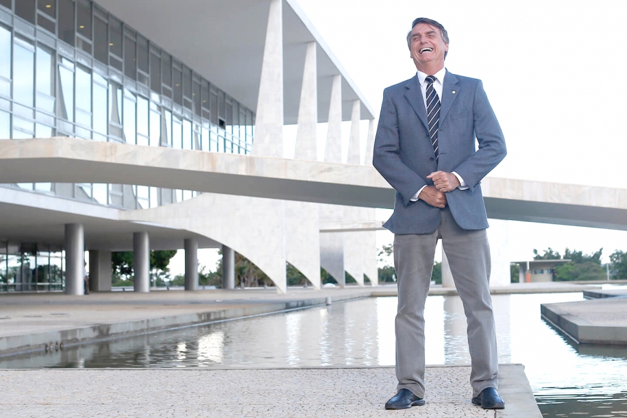 Bolsonaro governará o Brasil com a Bíblia e a Constituição