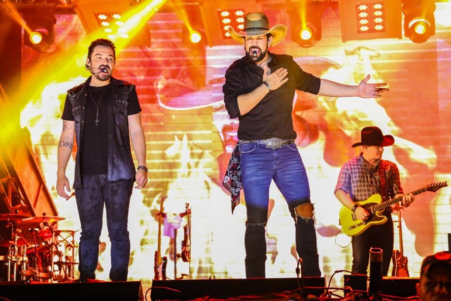 Aniversário de Parnaíba teve grande show de Fernando & Sorocaba