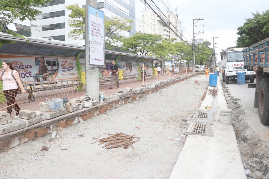 Barueri remodela trecho viário em Alphaville com baia para ônibus