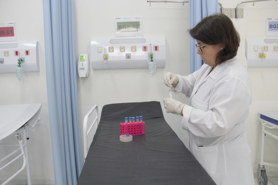 Policlínica do Engenho realiza teste de bactéria para higiene