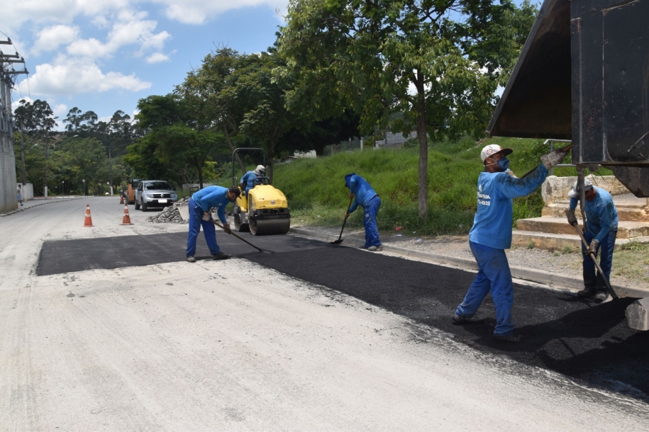 Operação tapa-buraco recupera ruas de Cajamar