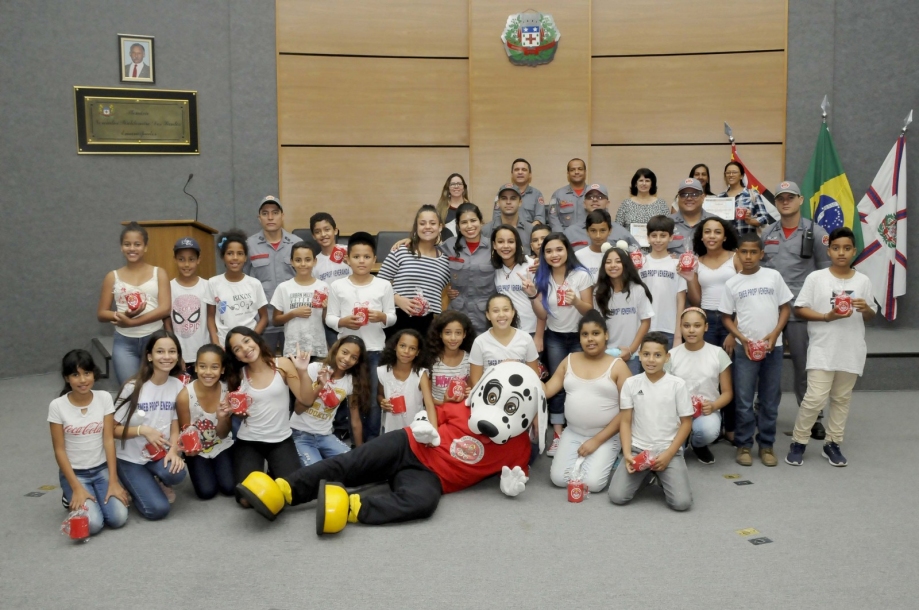 Programa Bombeiro Educador nas Escolas forma 1.100 alunos