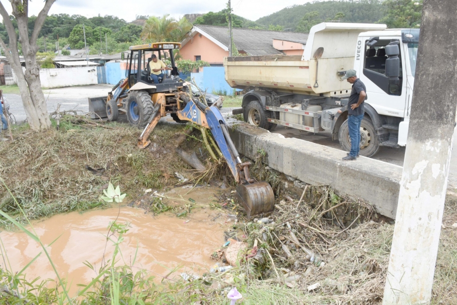 Cajamar executa limpeza de córregos e áreas atingidas pela chuva
