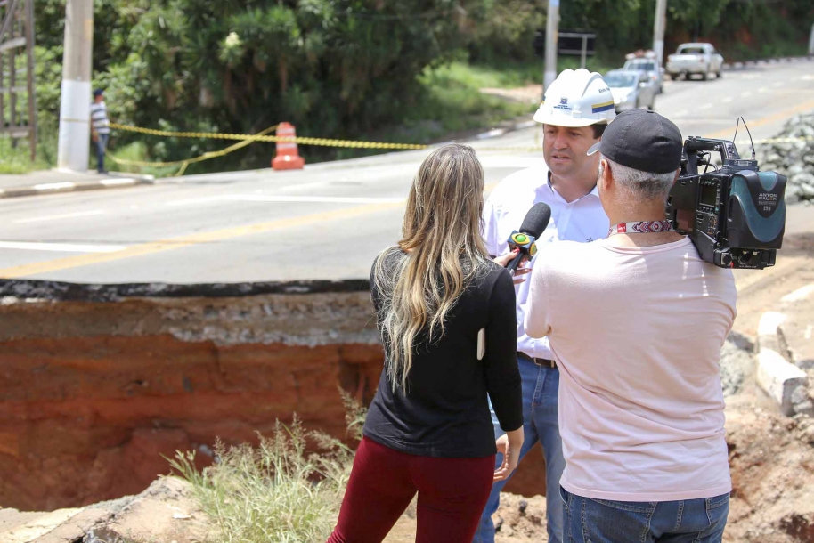 Elvis lidera operação para fechar cratera na Estrada dos Romeiros