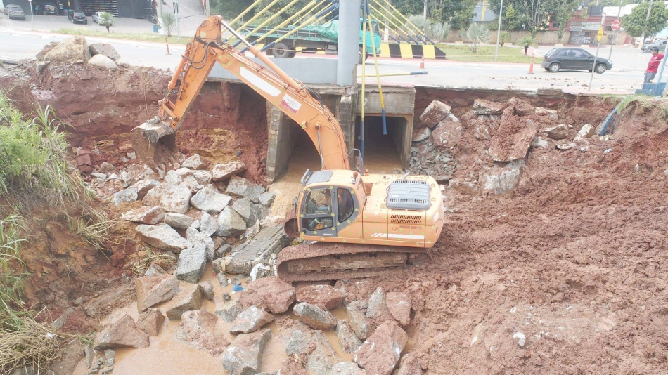Parnaíba realiza intervenção em ponte e córrego no São Pedro