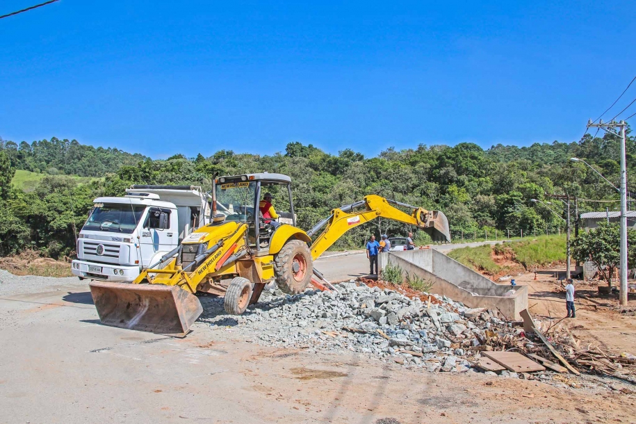Limpeza e manutenção dos bairros continuam em andamento