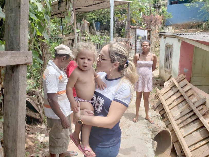 Selma Cezar visita as famílias atingidas pelas fortes chuvas