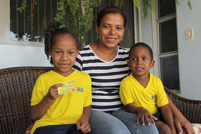 Bolsa Família repassa 2,4 bi aos beneficiários neste mês