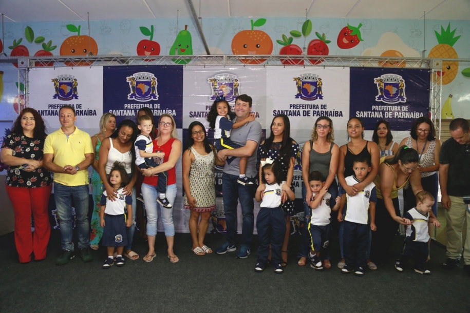 Alunos Parnaibanos começam aulas com uniformes e kits escolares