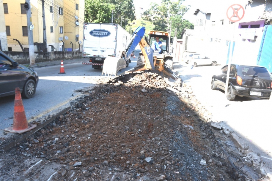 Serviços Públicos realiza reparos na Estrada do Guaturinho