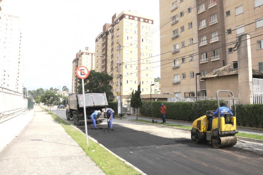 Portal dos Ipês recebe manutenção de ruas e avenidas