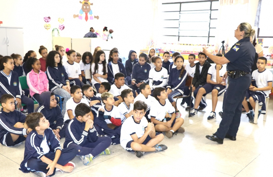 Guardiã Maria da Penha realiza palestra nas escolas