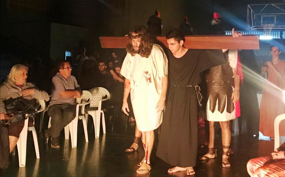 Encenação da Via Sacra reúne centenas de moradores no Pq. Paraíso