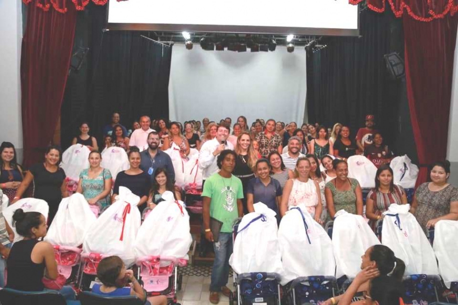 Elvis e Selma Cezar entregam mais 100 kits do Mãe Parnaibana