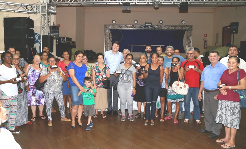 Elvis Cezar promove entrega de óculos a centenas de moradores