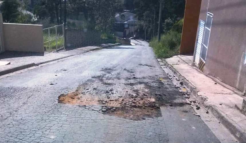 Moradores da antiga Rua Cedral pedem recapeamento e atenção