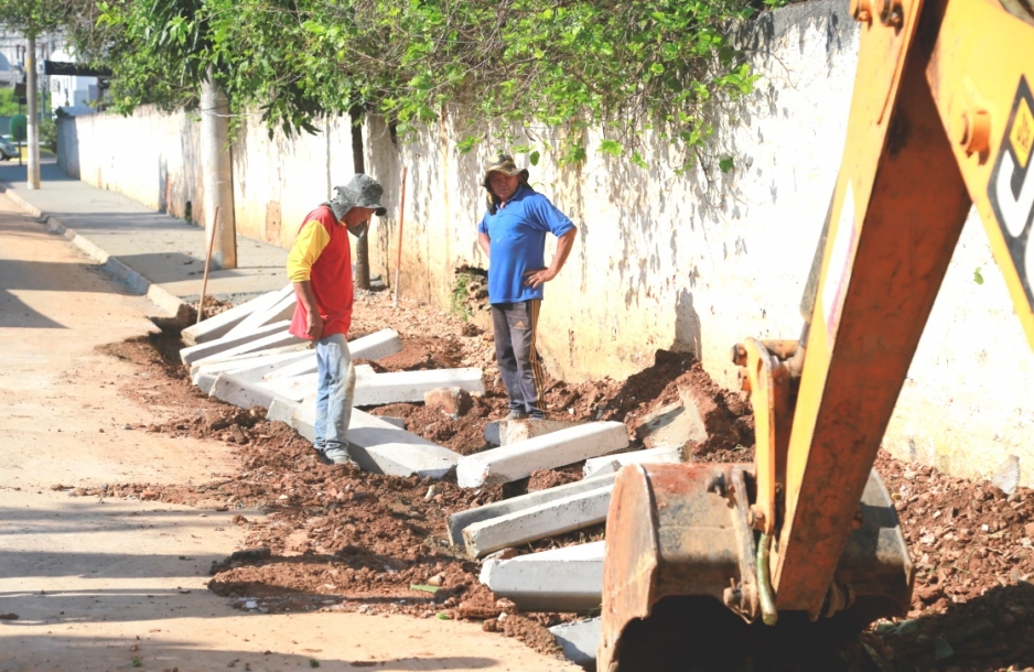 Parnaíba realiza implantação de calçadas em diversos bairros