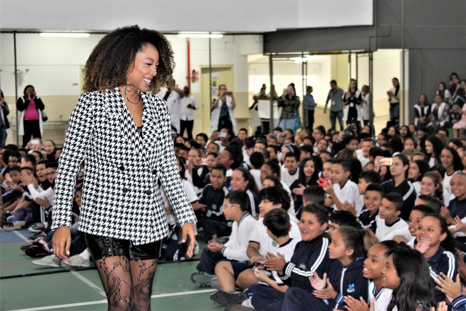 Negra Li emociona ao receber homenagem da Emef Margarida Maciel