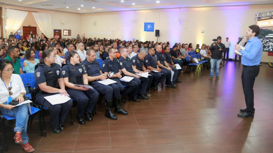 Prefeito Elvis Cezar valoriza servidores com evolução funcional