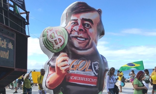 Rodrigo Maia ganha boneco gigante com saco de dinheiro na mão