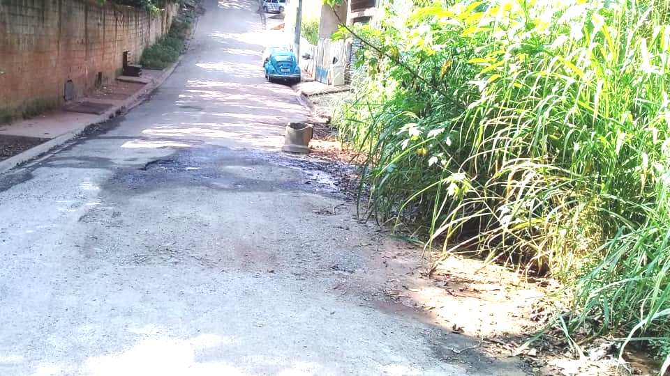 Moradores da antiga Rua Cedral pedem recapeamento e atenção