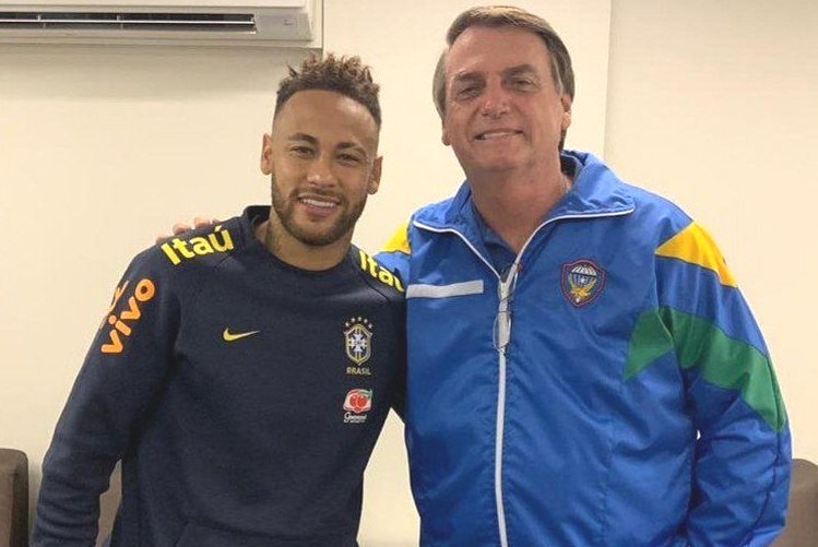 Bolsonaro visita Neymar em hospital e deseja rápida recuperação