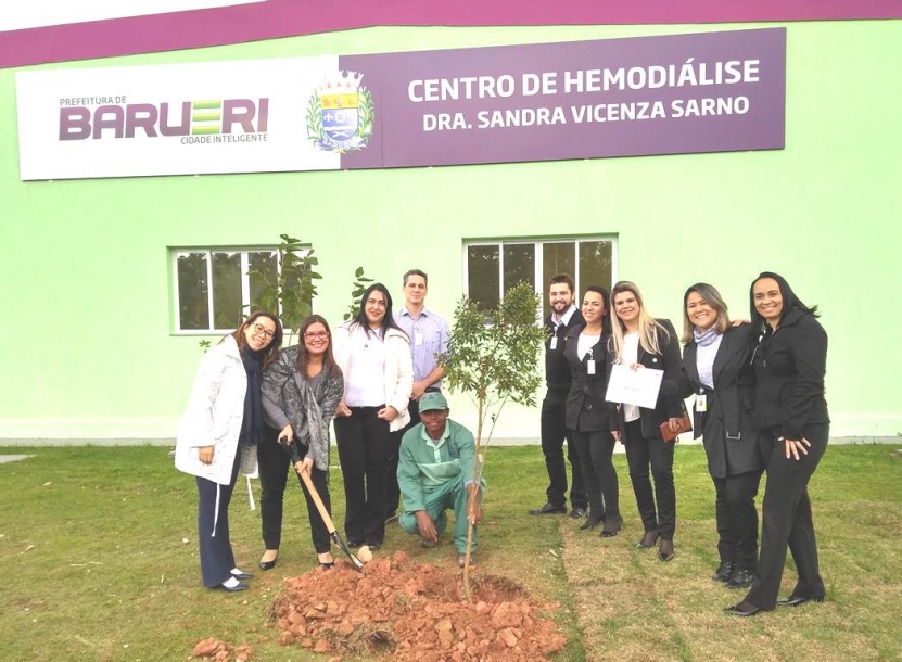 HMB planta árvores floríferas ao lado do Centro de Hemodiálise