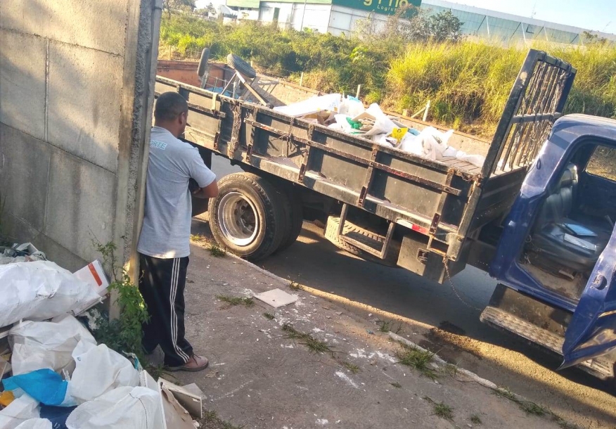 Barueri cumpre Lei e aplica multa em quem joga entulho nas ruas