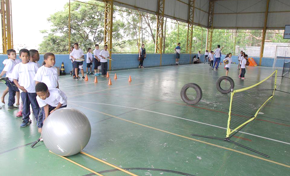 Alunos das escolas municipais  estão aprendendo a jogar tênis