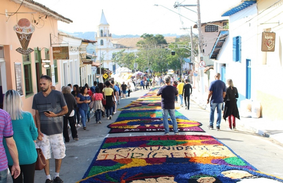 Missas, Procissão e Confecção de Tapetes marcam o Corpus Christi