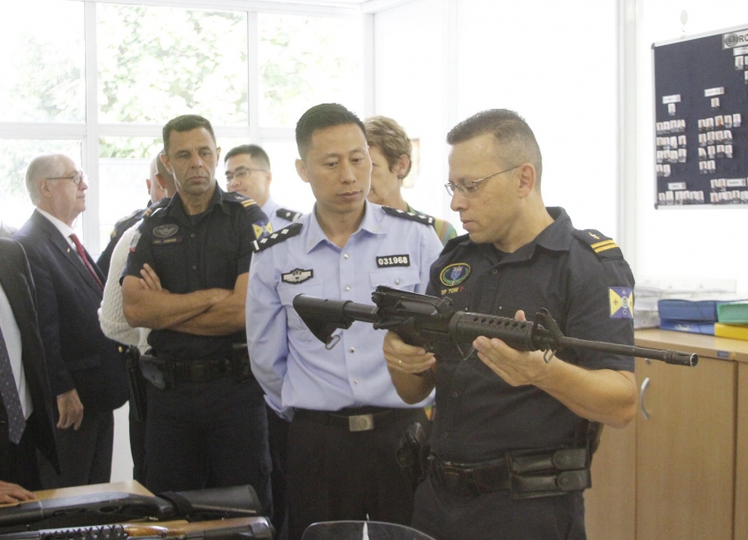Policiais chineses visitam secretaria de segurança de Barueri