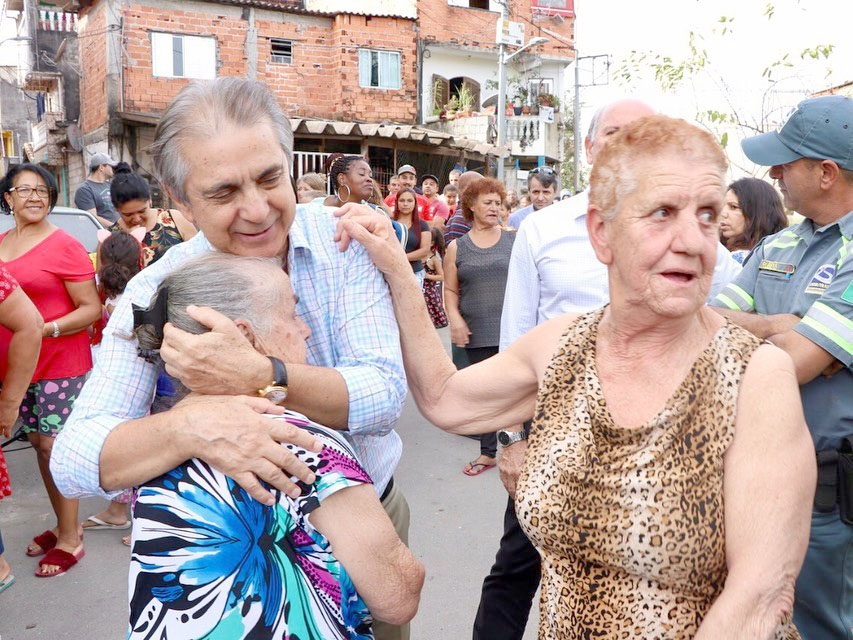 Prefeito Rubens Furlan participa da entrega de roupas e agasalhos