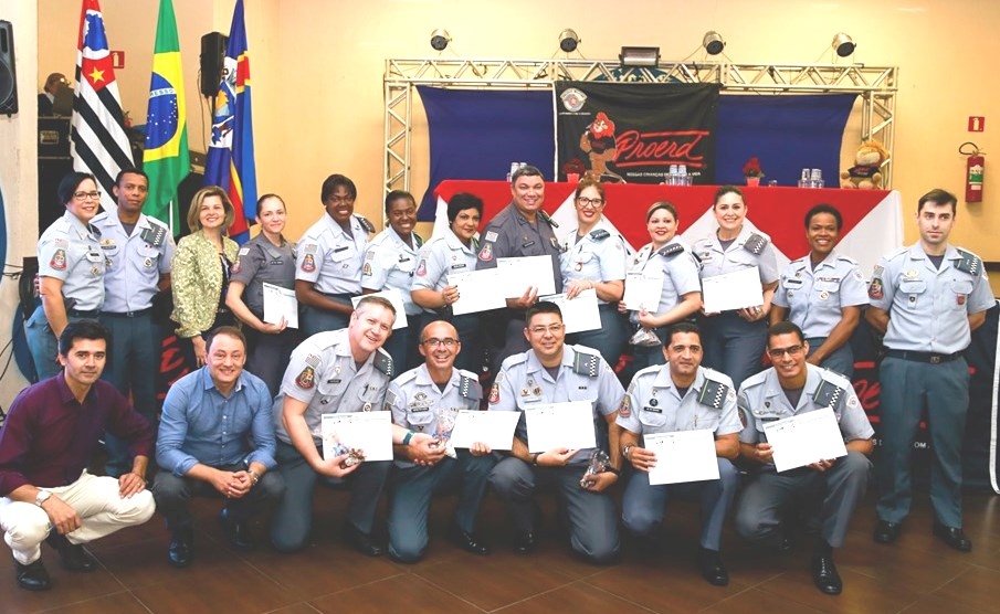 Policiais Militares recebem certificado de conclusão do PROERD