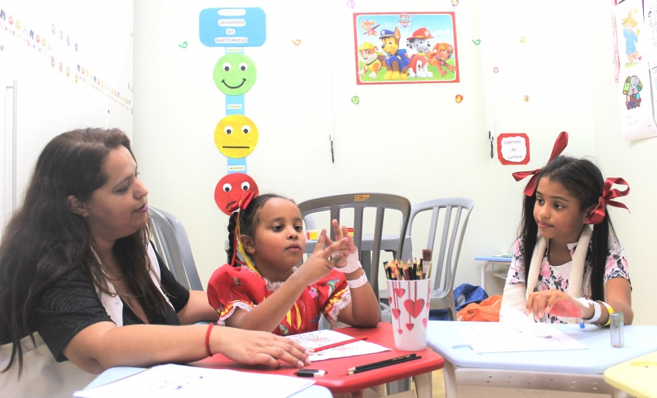 Ao lado da Educação, HMB oferece aulas para crianças internadas