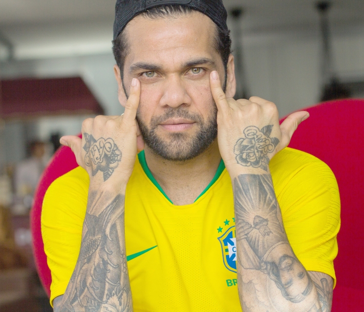 Daniel Alves aceita reduzir o salário para jogar no Arsenal