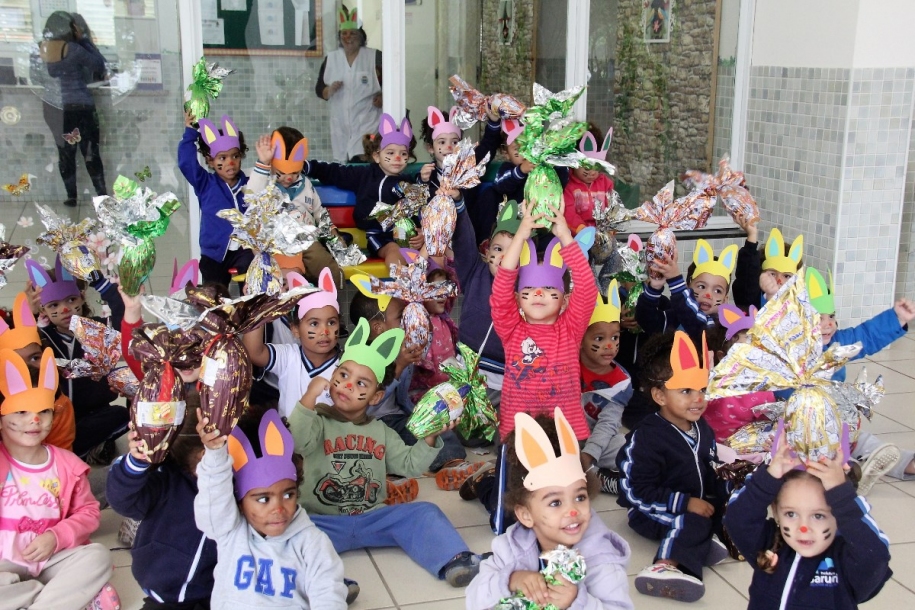 Alunos de Barueri recebem ovos de chocolate em comemoração à Páscoa
