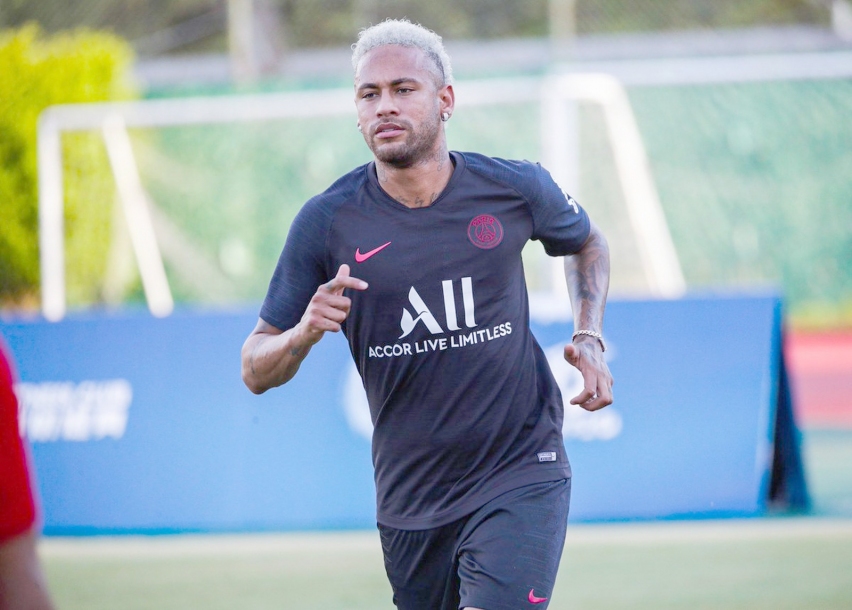 Neymar se recupera de lesão e treina com o PSG na China