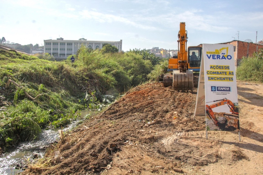 Operação Verão Itapevi limpa rios, córregos e afluentes da cidade