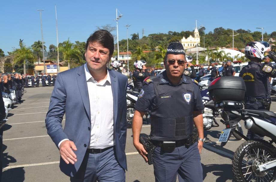 Elvis Cezar entrega 50 novas viaturas para GMC de Parnaíba