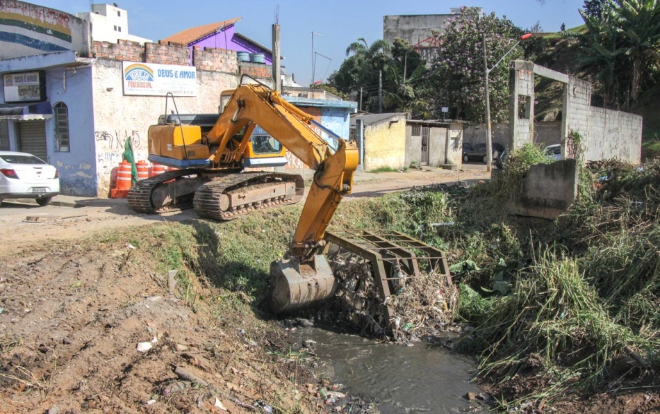 Operação Verão Itapevi limpa rios, córregos e afluentes da cidade