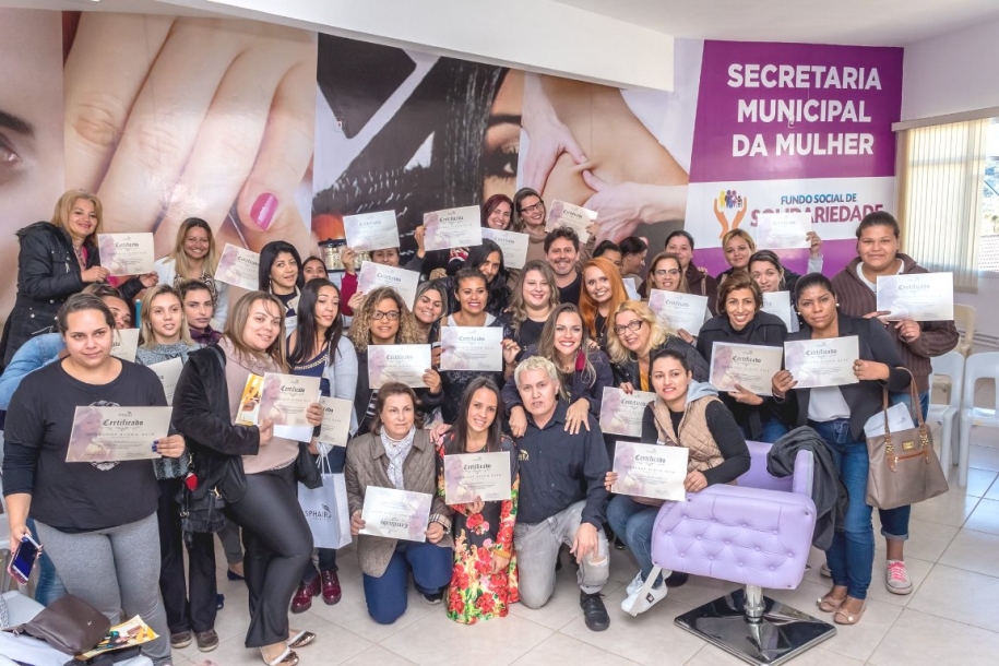 Fundo Social de Parnaíba realiza workshop sobre técnica capilar