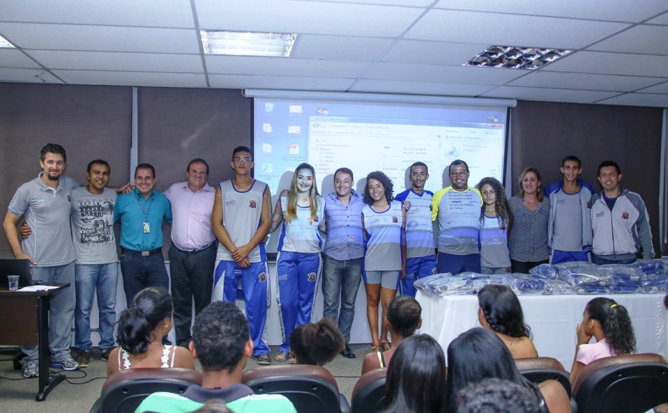 Mais de 50 estudantes recebem novos uniformes para o Atletismo