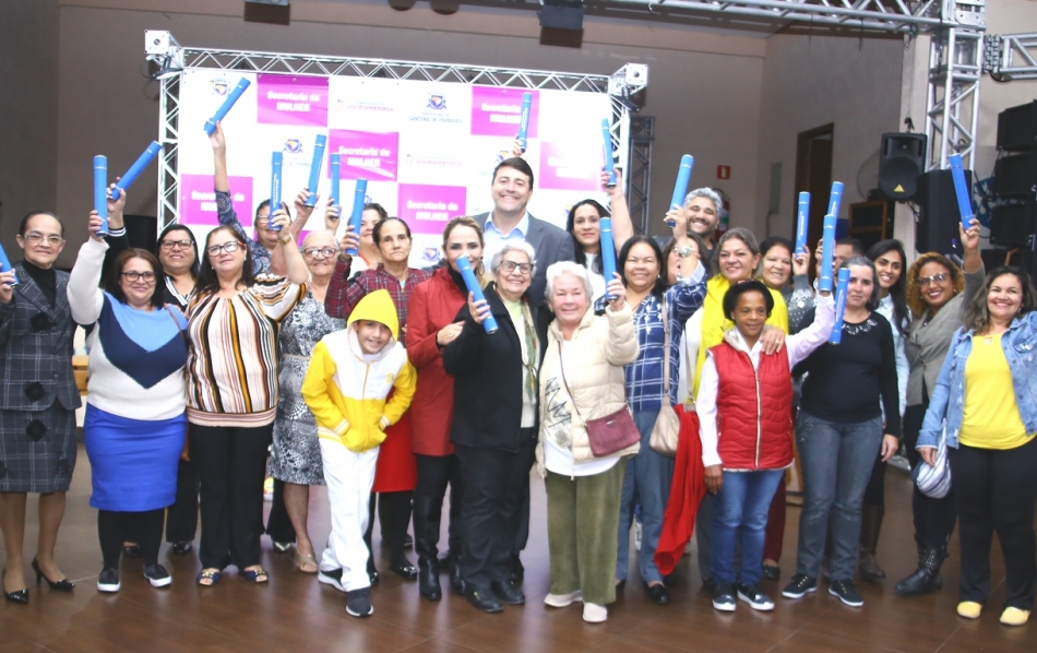 Elvis entrega 150 certificados dos Cursos de Geração de Renda