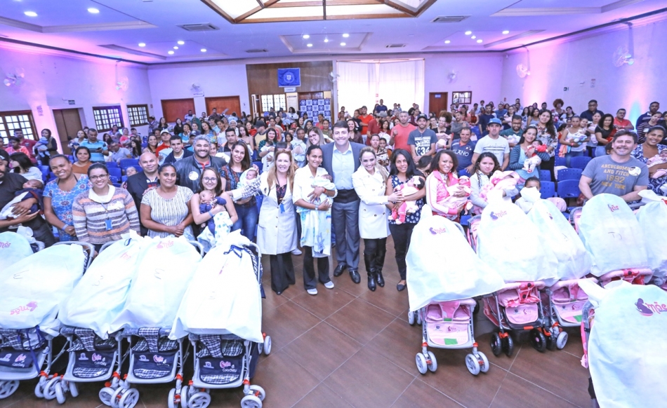 Elvis Cezar entrega mais de 200 kits do Programa Mãe Parnaibana