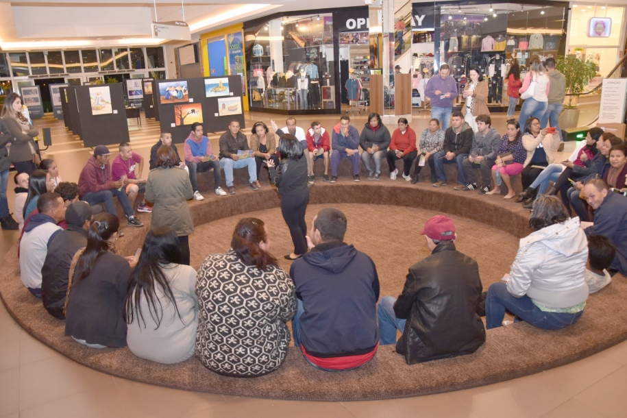 Alunos da EJA visitam exposição no Anhanguera Parque Shopping